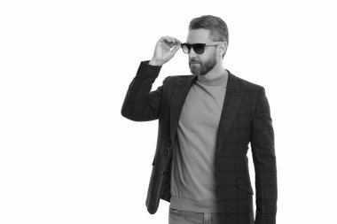 İş ceketli ve güneş gözlüklü bir adam. Olgun adam erkek giyim tarzı giyinir. Şık ve modaya uygun. İspanyol manken. Beyaz giysili şık erkek kıyafetleri. Alan reklamını kopyala.