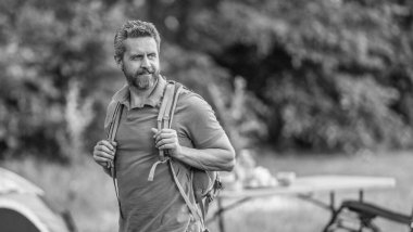 Ormanda çadırlı piknik yapan bir adam. Yaz günü yürüyüş yapan bir adam. Yaz kampı aktivitesi. Yaz kampı. Kamp macerası. Yürüyüş yaşam tarzı. Kamp alanındaki adam. Piknik zamanı. Boşluğu kopyala.