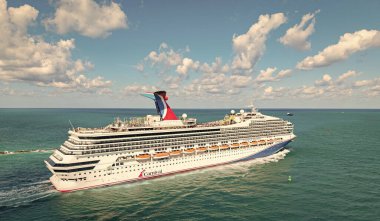 Miami, Florida, ABD - 27 Mart 2025: Karnaval Gündoğumu yolcu gemisi yolculuğu. Yaz tatilinde gemi turu. Karnaval yolcu gemisi. Gemi turu ve deniz seyahati. Gemi limandan ayrılıyor..