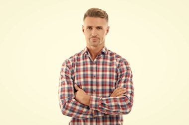 Sıradan bir erkek portresi. Olgun portre. Beyazlar üzerinde izole edilmiş olgun bir adam. Şık bir erkek portresi. Sıradan bir adam. Adamın şık bir saç kesimi var. Kendine güven. Moda saç stili olan bir adam. Gündelik güven.