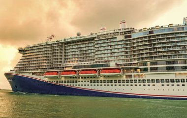 Miami, Florida, ABD - 16 Aralık 2024: Karnaval yolcu gemisi. Gemi turu ve deniz seyahati. Gemi Miami limanından kalkıyor. Karnaval yolcu gemisi seyahati. Yaz tatilinde gezmek.