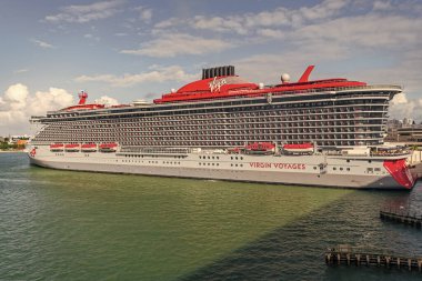 Miami, Florida, ABD - 3 Kasım 2024: Valiant Lady Cruise Gemisi Yolculuğu. Yaz tatili için gemi turu. Bakire Yolculukları ve Bain Capital. Gemi turu ve deniz seyahati. Seyahat acentası turu.