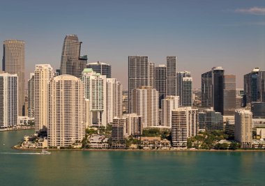 Miami Panoraması. Miami şehir merkezindeki Brickell Key 'deki modern gökdelenin havadan görünüşü. Miami 'nin silüeti. Brickell şehir merkezi. Modern şehir binası ve gökdelen. Şehir merkezi ufuk çizgisi.