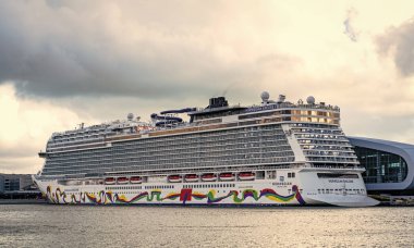 Miami, Florida, ABD - 4 Kasım 2024 Yaz Tatili Seyahati. Norveç yolcu gemisi. Gemi turu ve deniz seyahati. Gemi seyahate koyuluyor. Norveççe Tekrar Yolcu Gemisi Yolculuğu.