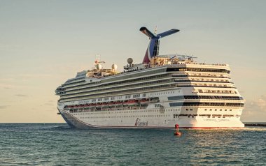 Miami, Florida, ABD - 24 Aralık 2024: Karnaval yolcu gemisi. Gemi turu ve seyahat. Gemi Miami limanından ayrılıyor. Tatil turu. Karnaval Gündoğumu yolcu gemisi yolculuğu. Yaz tatilinde gezmek.