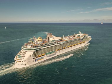 Miami, Florida, ABD - 21 Mart 2025: Okyanus turu. Gemi limandan ayrılıyor. Deniz Gezisi Gemi Yolculuğunun Bağımsızlığı. Yaz tatilinde gemi turu. Kraliyet Karayipleri Uluslararası yolcu gemisi.