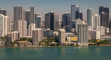 Miami 'deki Brickell binası. Gökdelen mimarisi olan Brickell Skyline. Şehir silüeti. Hava görüntüsü. Florida, Brickell Key 'den Miami' ye. Şehir merkezinde bir gökdelen. Şehir manzarası silüeti.
