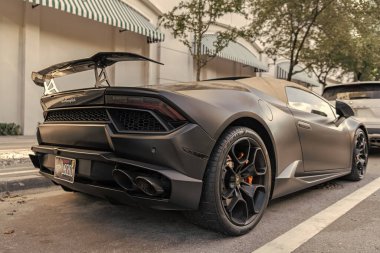 Miami, Florida, ABD - 1 Aralık 2024 Lamborghini Huracan EVO üstü açık spor araba. Lamborghini Huracan EVO 'nun spor arabası. Lamborghini Huracan EVO 'nun arabası, ön açı manzaralı..