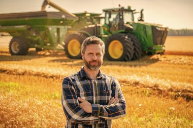 Tarlada hasat yapan çiftçi adam. Olgun tarım. Sahadaki hasatçıyı. Çiftçi tarım uzmanı. Ekin hasadı. Çiftçi buğdayı kontrol ediyor. Hasat zamanı tarım buğdayı. Kırsal mahsul.