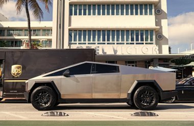 Miami, Florida, ABD - 09 Aralık 2024 Tesla Cybertruck elektrikli kamyonet vagonu. Tesla Cybertruck 'ın elektrikli arabası. Tesla Cybertruck 'ın arabası dışarıda park edilmiş. Tesla Cybertruck, yan görüş.