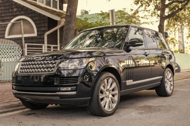 Miami, Florida, ABD - 08 Aralık 2024 Land Rover Range Rover 'ın lüks SUV arabası. Land Rover 'ın arabası dışarıda park edilmiş. Range Rover SUV 2016 siyah renk, köşe görünümü.
