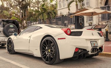Miami, Florida, ABD - 07 Aralık 2024: 2016 Ferrari 458 Speciale spor arabası. Ferrari Speciale 'in lüks spor arabası. Ferrari Speciale 'in arabası dışarıda park edilmiş. Ferrari 458 Speciale, köşe görünümü.