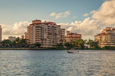Fisher Adası 'nda lüks bir yat teknesi. Yaz tatili. Fisher Adası konut binası ve lüks yat teknesi. Miami 'deki Fisher Adası' nın gün batımı manzarası. Marinaya yüzen bir tekne..