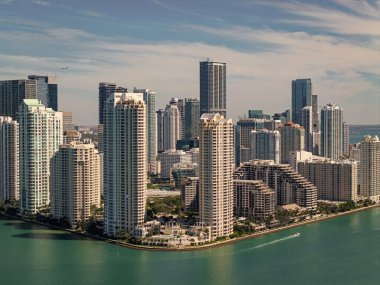 Florida, Brickell Key 'den Miami' ye. Şehir merkezinde bir gökdelen. Şehir manzarası silüeti. Miami 'deki Brickell binası. Gökdelen mimarisi olan Brickell Skyline. Şehir silüeti.