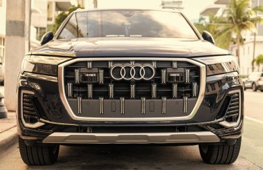 Miami, Florida, ABD - 18 Aralık 2024 Audi Q755 Premium Crossover Car. Audi Q7 tipinde lüks bir araba. Audi Q7 'nin arabası dışarıda park edilmiş. Audi Q7, ön görünüm.