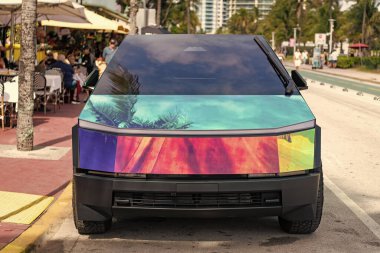 Miami, Florida, ABD - 08 Aralık 2024: Tesla Cybertruck 'ın elektrikli arabası. Tesla Cybertruck 'ın arabası dışarıda park edilmiş. Tesla Cybertruck, ön manzara. 2024 Tesla Cybertruck elektrikli kamyonet, araba akordu.