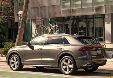 Miami, Florida, ABD - 09 Aralık 2024: Audi Q8 quattro 2019 spor geçiş aracı. Audi Q8 tipinde bir spor araba. Audi Q8 'in arabası dışarıda park edilmiş. Audi Q8, yan görünüm.