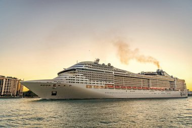 Miami, Florida, ABD - 21 Aralık 2024: Gemi turu ve deniz yolculuğu. Gemi deniz manzaralı limandan ayrılıyor. MSC Divina yolcu gemisi yolculuğu. Yaz tatilinde gemi turu. MSC seyahat şirketinde..