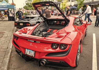 Chicago, Illinois - 29 Eylül 2024: Ferrari F8 Spider veya Haraç kırmızısı. Ferrari F8 Spider ya da Haraççı sokağa park etmiş. Köşeden bak. Lüks Ferrari F8 Örümcek ya da Chicago 'daki haraç
