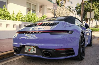 Miami, Florida, ABD - 06 Aralık 2024 Porsche 911 Carrera üstü açık spor yara izi. Üstü açık Porsche Carrera. Porsche Carrera 'nın arabası dışarıda park edilmiş. Porsche Carrera spor arabası, arka plan..
