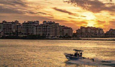 Lüks motorlu tekne yatı. Yat marinaya gidiyor. Tekne ve yat gezisi. Lüks bir yaşam tarzı. Fisher Adası 'nda lüks bir binada yat. Yaz tatili. Fisher Adası Binası. Deniz tatili.
