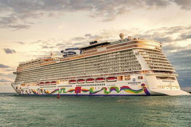 Miami, Florida, ABD - 23 Aralık 2024 Norveç yolcu gemisi. Gemi turu ve deniz seyahati. Gemi kalkıyor. Norveçli bir yolcu gemisi yolculuğu. Yaz tatilinde gezmek.