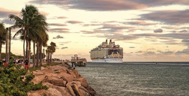 Miami, Florida, ABD - 23 Aralık 2024 yaz tatili. Royal Karayipler Uluslararası yolcu gemisi. Gemi turu. Lüks gemi gezisi. Deniz Yolcuları Seyahat Senfonisi. Okyanus yolculuğu.