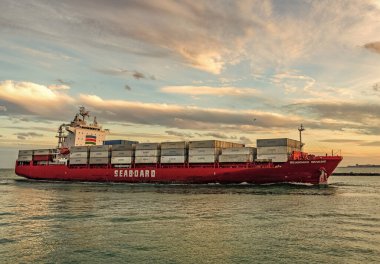 Miami, Florida, ABD - 3 Ocak 2025: Hava kargo gemisi limana giriyor. Konteyner gemisi. Kargo gemisi Seaboard Genesis ve konteynır Miami 'de. Yük konteynırı kargo gemisine yüklendi. Miami Limanı.