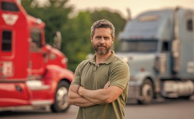 Yarı kamyon aracı. İspanyol kamyoncu adam. Kamyonun önünde yakışıklı bir şoför. Kamyon sahibi. Kamyon şoförü portresi. Kamyon kamyonunun yanında bir erkek kamyon şoförü. Taşıma araçları.