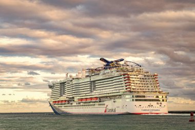 Miami, Florida, ABD - 23 Aralık 2024: Karnaval yolcu gemisi yolculuğu. Yaz tatilinde gemi turu. Karnaval yolcu gemisi. Gemi turu ve deniz seyahati. Gemi Miami sahil limanından ayrılıyor..