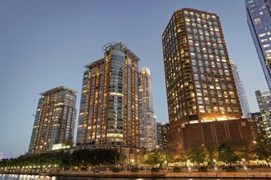 Gökdelen mimarisi. Gece iş gökdeleninde. Şehir merkezindeki gökdelen. Şehir mimarisi. İş bölgesindeki ofis binası. Modern cam bina. Chicago 'nun gece şehri.