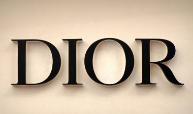 Miami, Florida, ABD - 16 Şubat 2025: Dior adlı marka moda tasarımcısı. Logotype şirketi Dior. Christian Dior SE marka logosu.