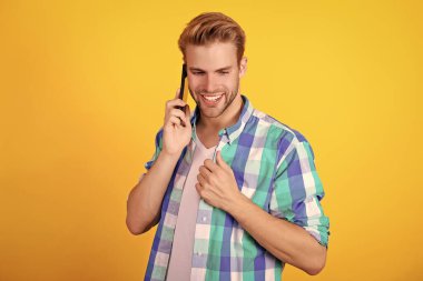 Geri arıyorum. Adam akıllı telefonda konuşuyor. Telefon var. Mobil iletişim. Güzel konuşmaydı. Akıllı telefondan konuşan adam sarıda izole edilmiş. Millennial Man 'in telefon görüşmesi var.