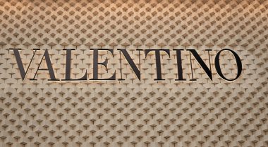 Miami, Florida, ABD - 16 Şubat 2025: Logotype şirketi Valentino. Valentino Spa markası logosu. Valentino adında bir moda tasarımcısının logosu. Lüks marka.