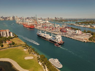 Miami, Florida, ABD - 20 Mart 2025: Kargo Seaboard Explorer konteynır gemisi, ihracat. Yük konteynırı kargo gemisi ve römorkör. Kargo gemisi. Miami limanı. Konteynır Monrovia gemisi.