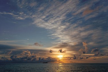 Sahilde romantik bir yaz tatili. Gün doğumu gökyüzü ufku. Gemi ile deniz batımı manzarası. Yaz tatilinde bulutlu gün batımı gökyüzü ve deniz manzarası. Deniz gündoğumuyla gökyüzü. Deniz doğasında sakin bir ufuk..