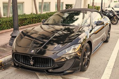 Miami, Florida, ABD - 11 Aralık 2024: 2014 Maserati Gran Turismo üstü açık arabası. Maserati Gran Turismo tipi lüks bir araba. Maserati 'nin arabası dışarıda park edilmiş. Maserati, köşeden bak..