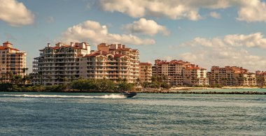 Yat marinaya gidiyor. Tekne ve yat gezisi. Lüks bir yaşam tarzı. Fisher Adası 'nda lüks bir binada yat. Yaz tatili. Fisher Adası Binası. Lüks motorlu tekne yatı. Turistik bölge.