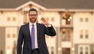 Emlak sigortası hizmetleri. Sahibi. Amerikalı yerleşim ajanı. Emlakçı mülk satıyor. Banliyödeki emlakçı anahtarı. Yatırım amacıyla ev satın alan adam, afiş.