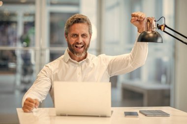 Çevrimiçi çalışan serbest çalışan. Ofiste dizüstü bilgisayar kullanan bir adam. Serbest iş yapma. Erkek ofis yöneticisi. İş adamının internet işi var. İş adamı başarısı. Serbest çalışan adam internette çalışıyor. Başarılı bir anlaşma..