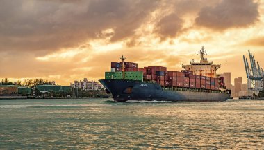 Miami, Florida, ABD - 16 Aralık 2024: kargo Chloe D Monrovia gemisi, hava manzaralı. Kargo gemisinde nakliye konteynırı. Kargo gemisi. Günbatımında Miami Limanı. Konteyner gemisi.