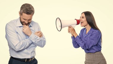 Patronun terfi konusunda ortağıyla anlaşmazlığı var. Anlaşmazlığı çözmek. Rekabet konsepti. İş çatışması. Hoparlörde çalışan bir kadına bağıran iş kadını beyazdan izole edilmiş. hakimiyet.