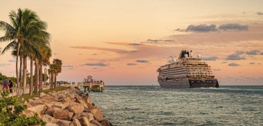 Miami, Florida, ABD - 24 Aralık 2024 Yaz Tatili Seyahati. Explora Seyahat yolcu gemisi. Gemi turu. Deniz yoluyla seyahat et. Gemi limandan ayrılıyor. Gün batımı gezisi. Keşfe çıkıyorum Gemi yolculuğuna çıkıyorum.