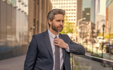 İş analisti. Takım elbiseli zengin adam. Dışarıda başarılı bir iş adamı. İş görüşmesinden önce şehirde başarılı bir iş adamı. İş adamının iş başarısı. Takım elbiseli iş adamı..