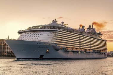 Miami, Florida, ABD - 24 Aralık 2024: Allure of the Seas yolcu gemisi seferi. Yaz tatili gezisi. Royal Karayipler Uluslararası yolcu gemisi. Gemi turu. Deniz yolculuğu. Gemi Miami limanından ayrılıyor..