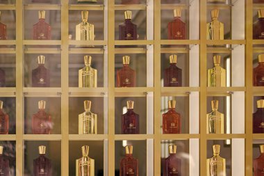 Miami, Florida, ABD - 16 Şubat 2025: Creed parfüm şişesi dükkanda. Moda kolonyası. Parfüm kokusu. Creed parfüm dükkanı. Creed Parfüm Evi Sergisi. Şişe parfümü Creed.