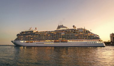 Miami, Florida, ABD - 07 Aralık 2024: 7 deniz Grandeur yolcu gemisi yolculuğu. Yaz tatilinde gemi turu. Naip yedi deniz yolculuğu. Gemi turu ve deniz seyahati. Gemi limandan ayrılıyor..