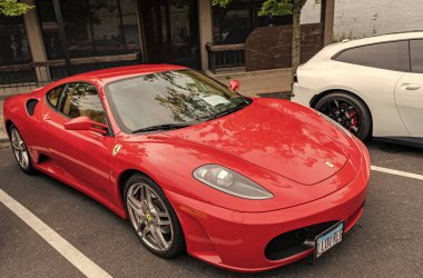 Chicago, Illinois - 29 Eylül 2024 Ferrari F430 kırmızı renk. Ferrari F430 sokağa park etmiş. Köşeden bak. Lüks Ferrari F430 Chicago 'da