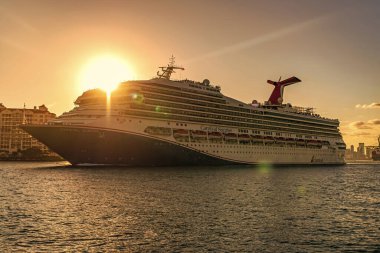 Miami, Florida, ABD - 24 Aralık 2024 Yaz Tatili Seyahati. Karnaval yolcu gemisi. Gemi turu. Gemi Miami limanından ayrılıyor. Seyahat güzergahı. Karnaval Gündoğumu yolcu gemisi yolculuğu.