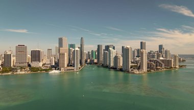 Miami şehir merkezinde, Florida 'da panoramik modern mimari. Miami ufuk çizgisi panoramik manzara. Brickell Key, ABD 'de gökdelenli şehir manzarası. Şehir merkezi Brickell Miami.